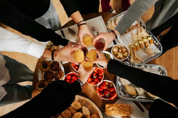 Toast festif entre amis chez Ess'Folie