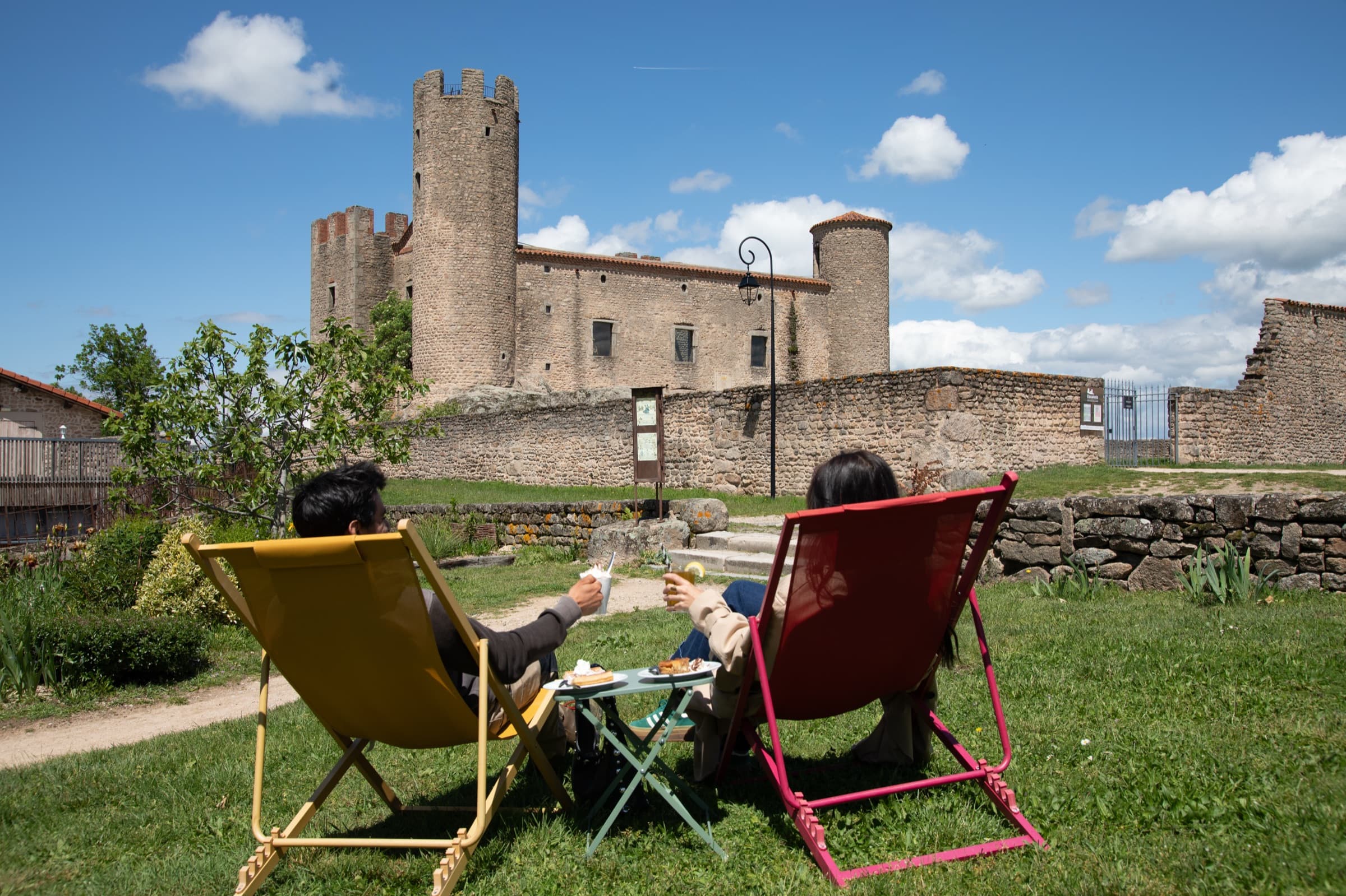 Détente en transats face au château de Chambles, près d'Ess'Folie