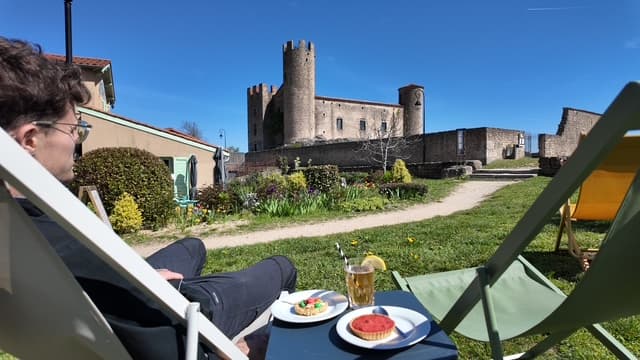 Détente au jardin avec vue sur le château d'Essalois — Ess'Folie, Chambles
