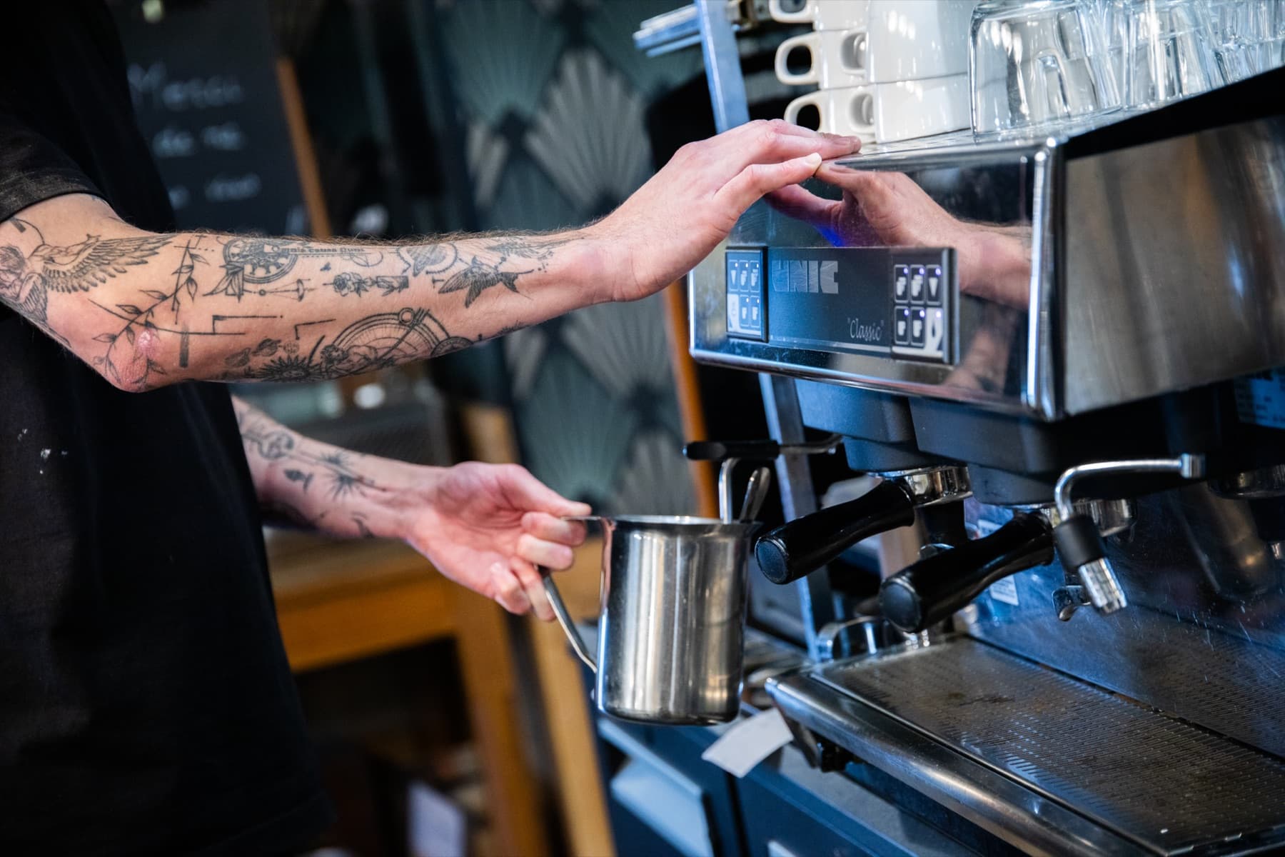 Préparation d'un café au comptoir d'Ess'Folie