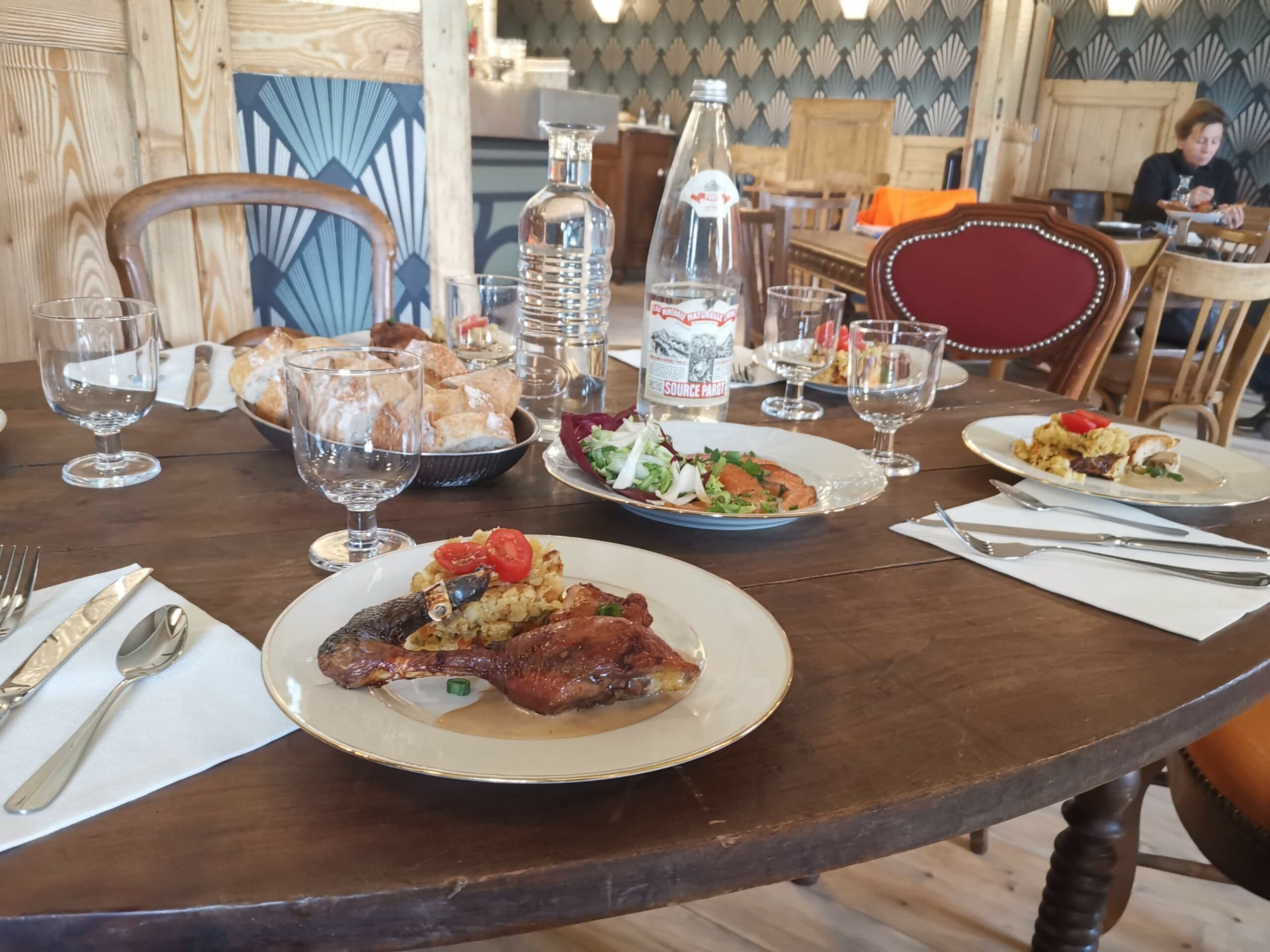 Vue extérieure et terrasse du café-restaurant Ess'Folie