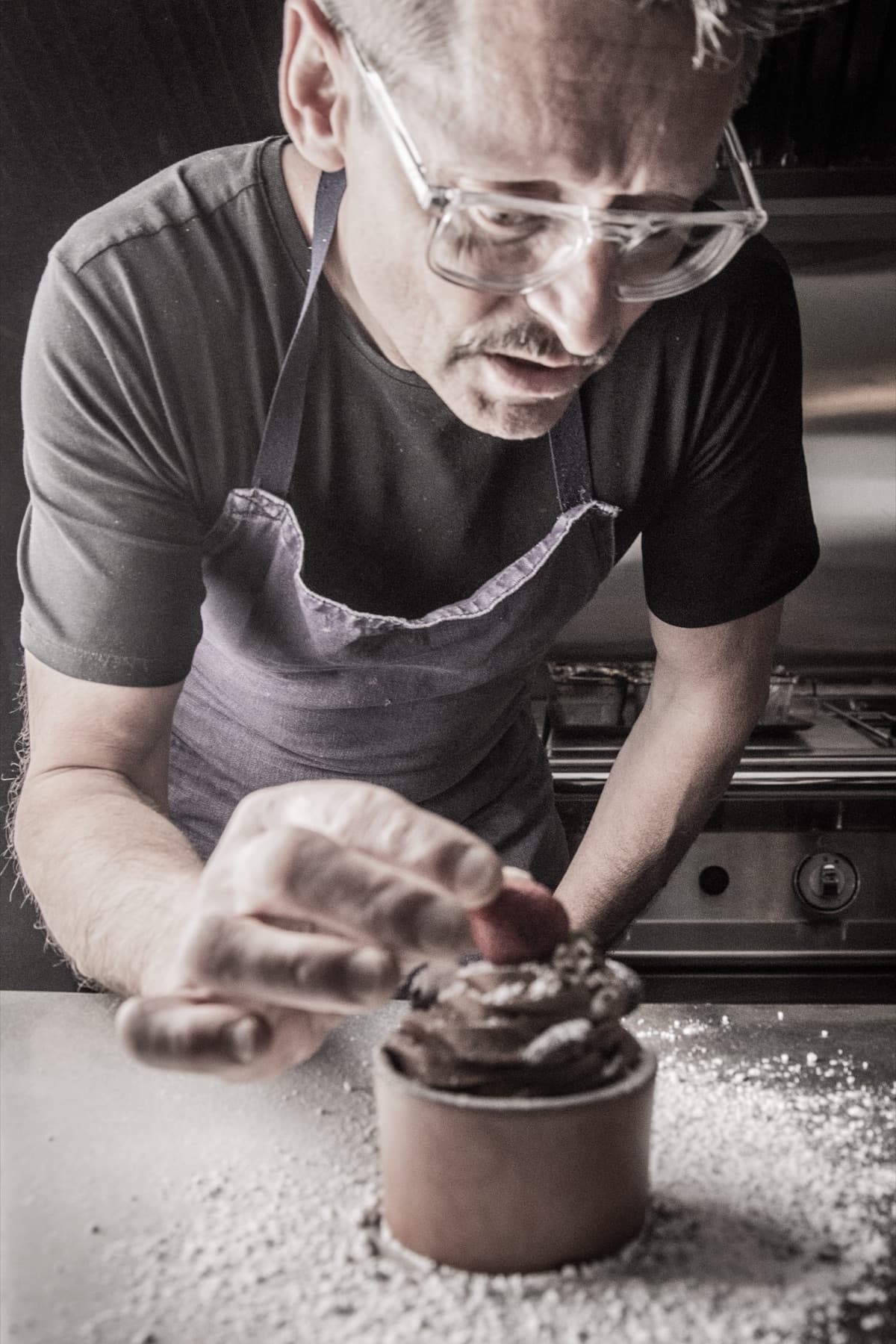 Dressage d'un dessert au chocolat en cuisine