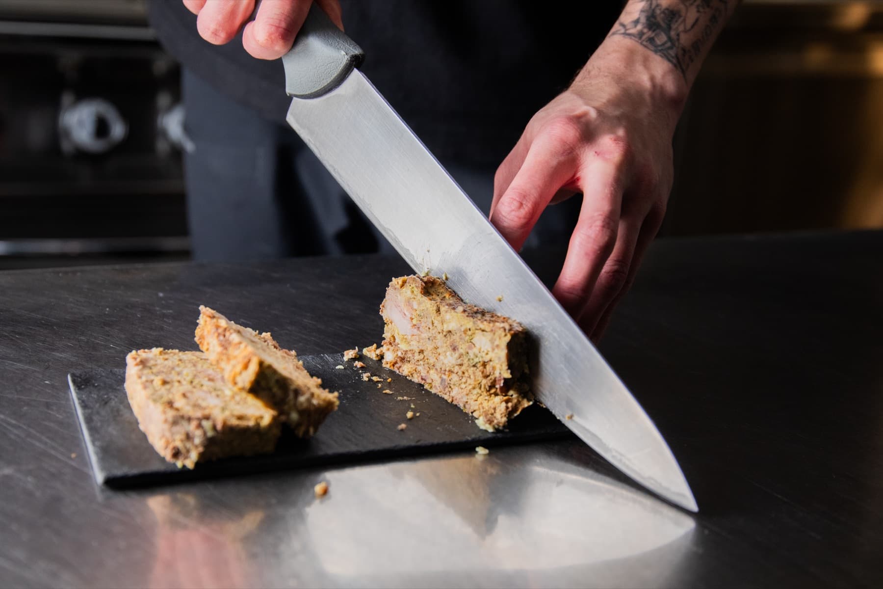Le chef tranche une terrine maison