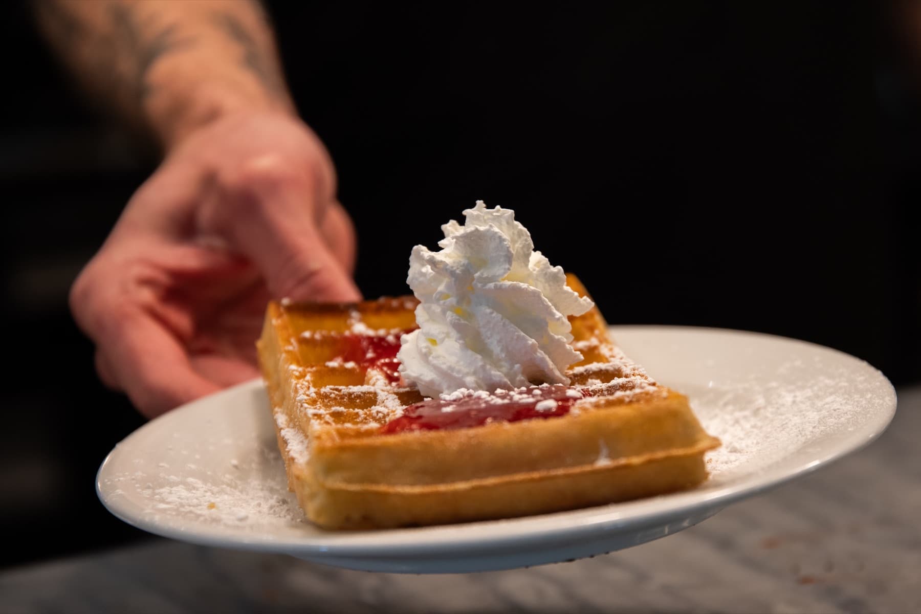 Gaufre chantilly et coulis de fruits rouges