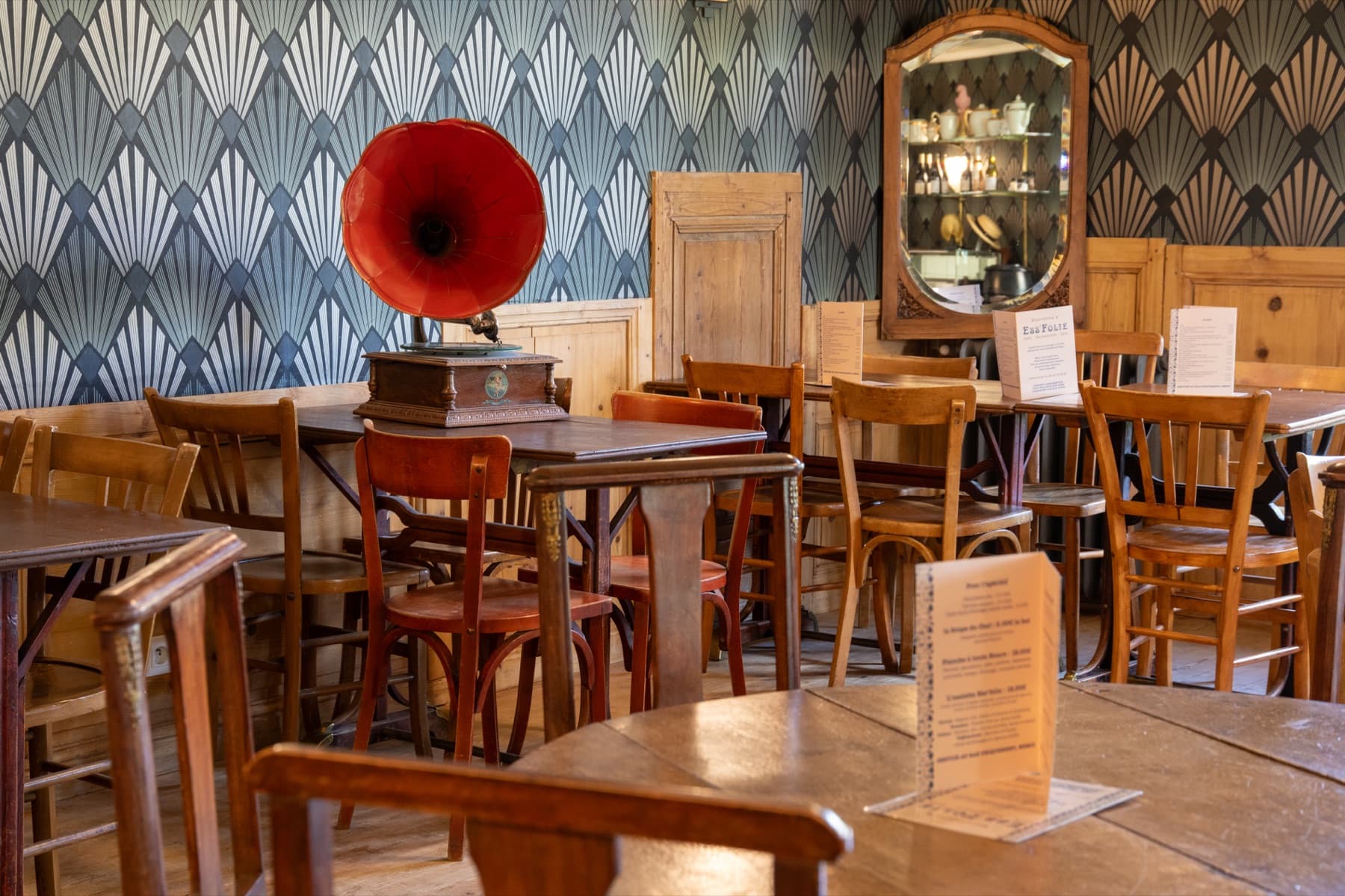 La salle des trophées d'Ess'Folie, décor Art déco et gramophone
